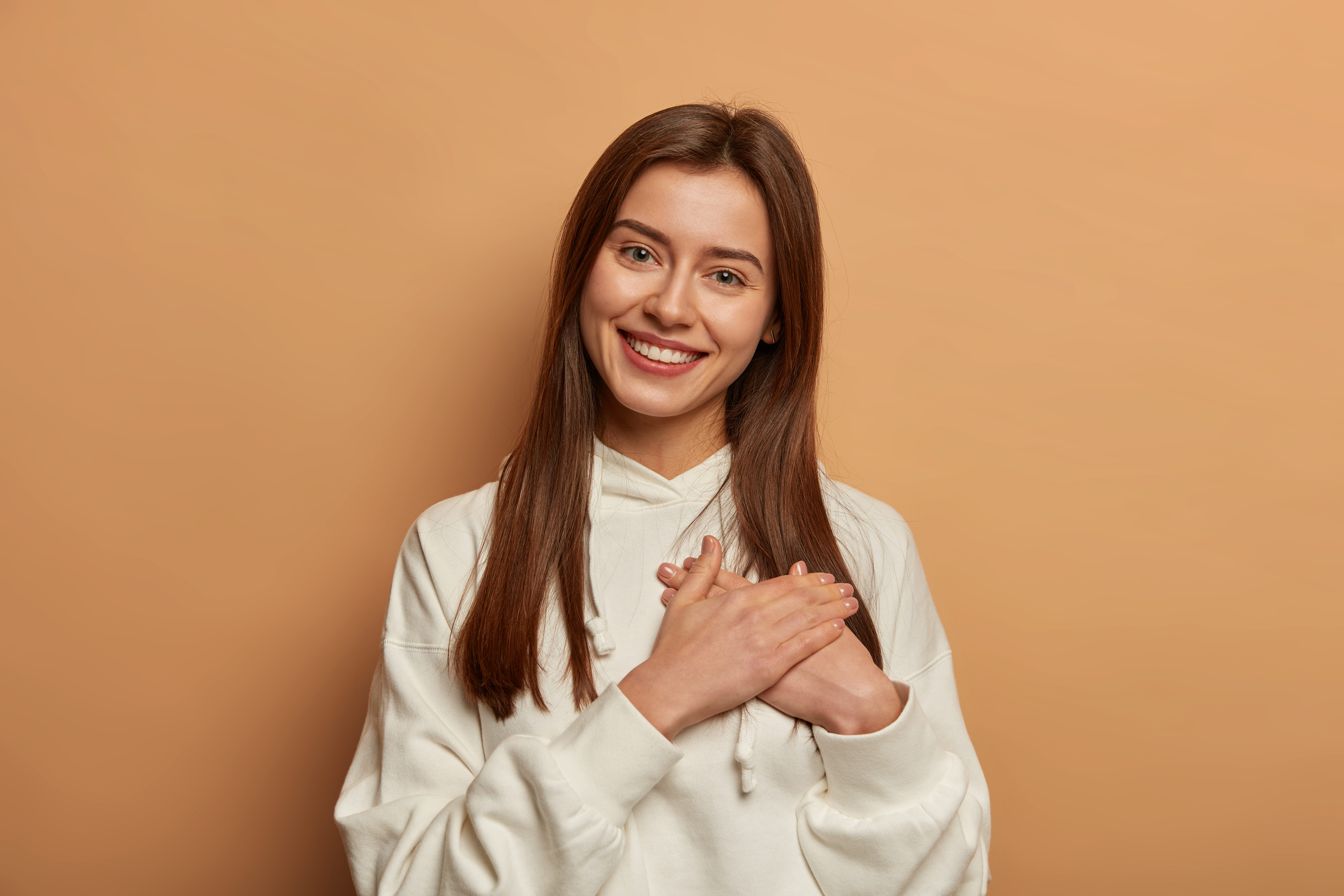 portrait-young-beautiful-woman-gesticulating